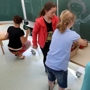 Schülerinnen in einem Klassenraum beim Englischunterricht (Symbolbild)
