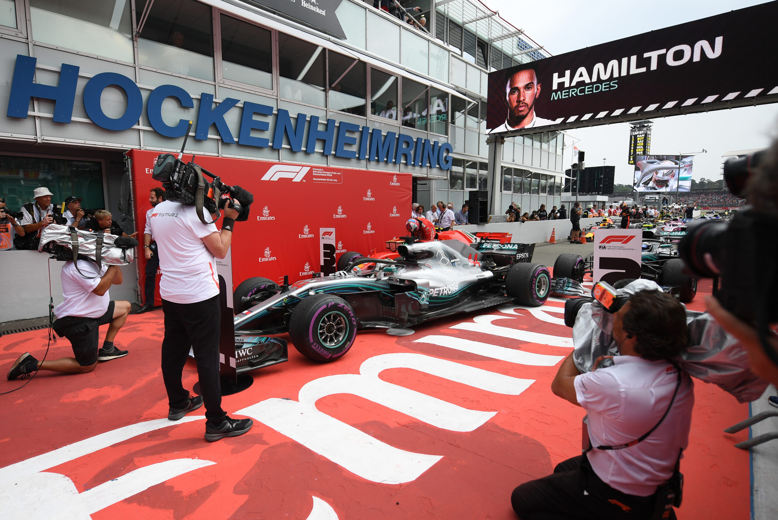Lewis Hamilton gewinnt das Rennen am Hockenheimring im Jahr 2018.