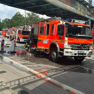 Aufnahme eines Löschzugs der Feuerwehr am Brandort.