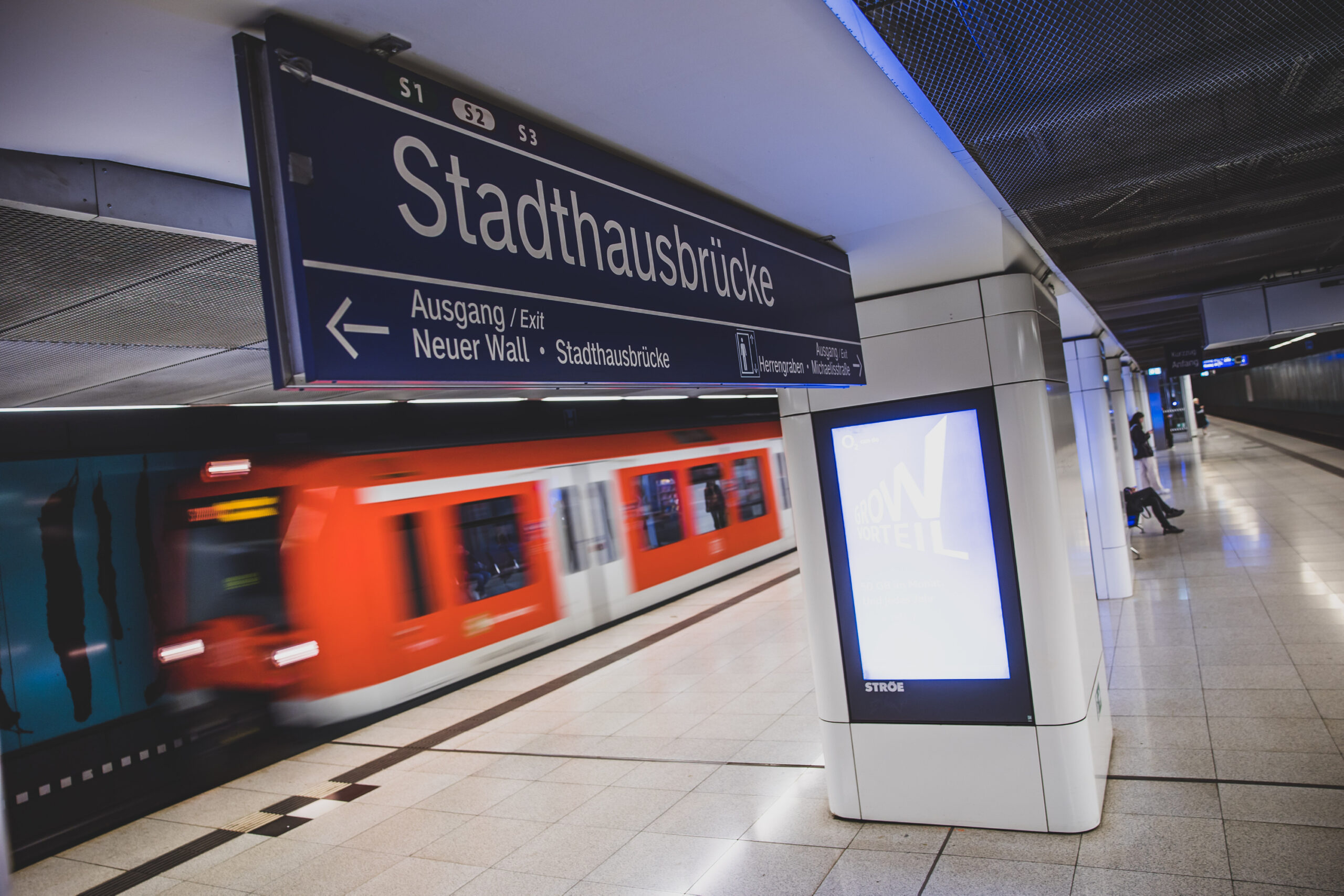 Die S-Bahn-Station Stadthausbrücke – mitten in der Rushhour kommt es dort zu dramatischen Szenen