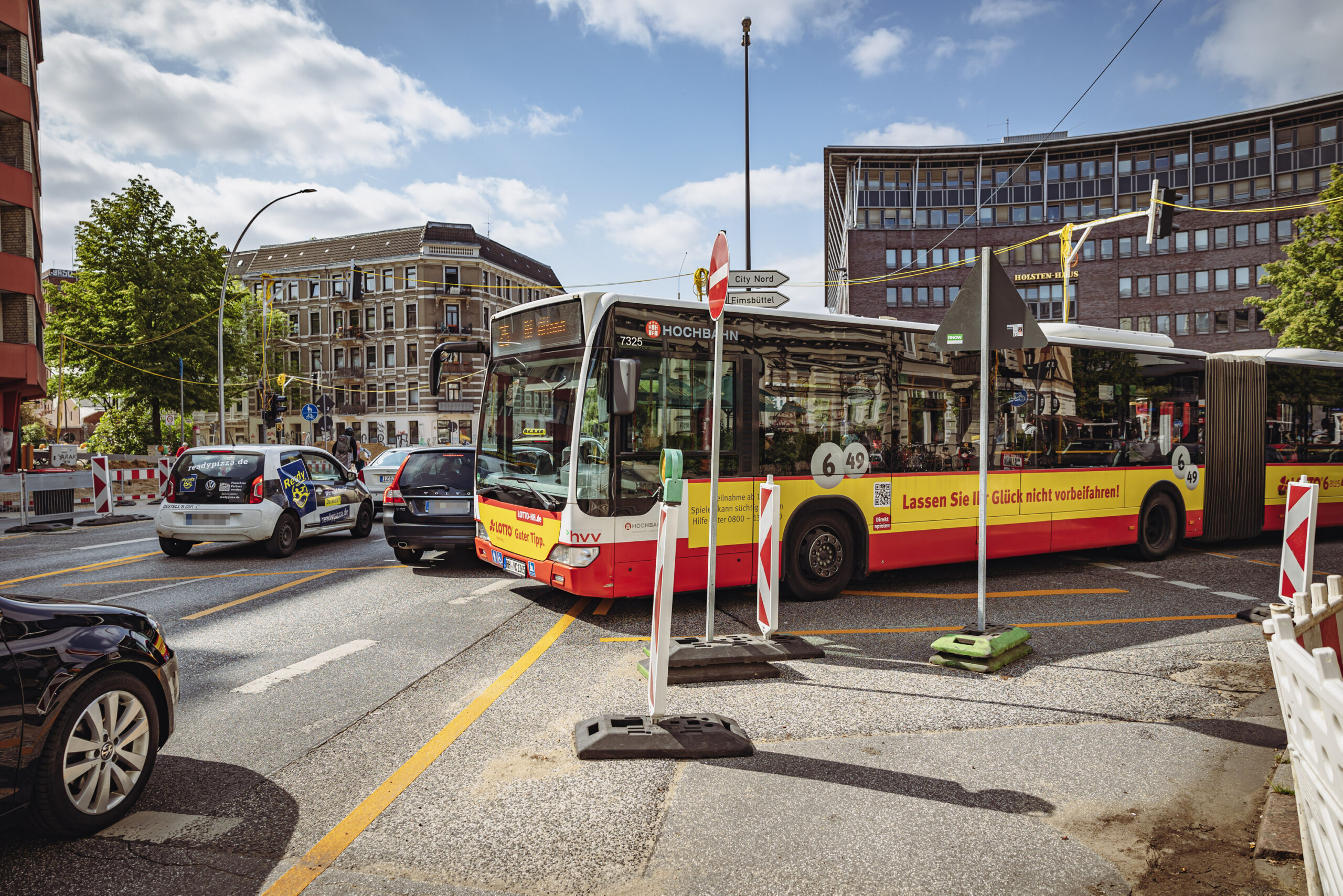Kreuzung Holstenplatz: ein Linienbus und mehrere Autos