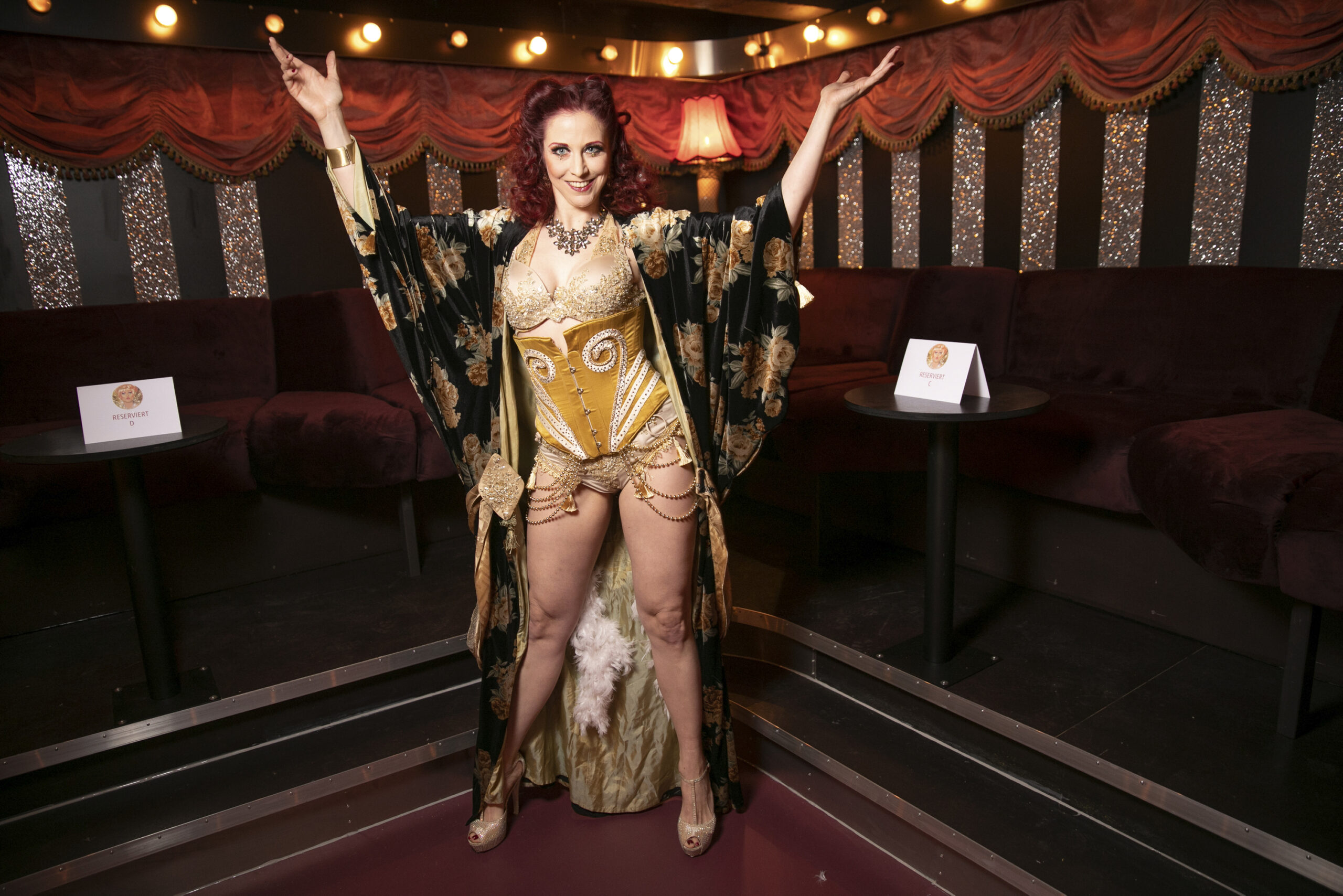 Burlesque-Star Eve Champagne im knappen Outfit