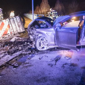 Der AMG nach dem Unfall. Zwei Insassen wurden schwer verletzt. Eine junge Frau kam ums Leben.