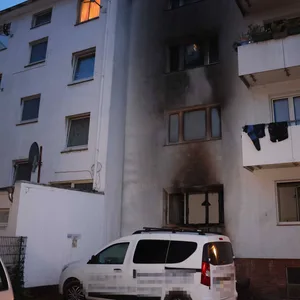 Die Fassade des Hauses wurde durch das Feuer beschädigt.