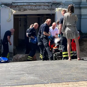 Rettungskräfte kümmern sich um einen Mann, der vom italienischen Konsulat in Harvestehude gestürzt ist.