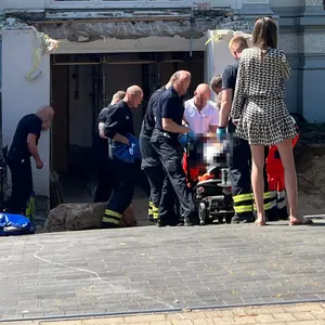Rettungskräfte kümmern sich um einen Mann, der vom italienischen Konsulat in Harvestehude gestürzt ist.