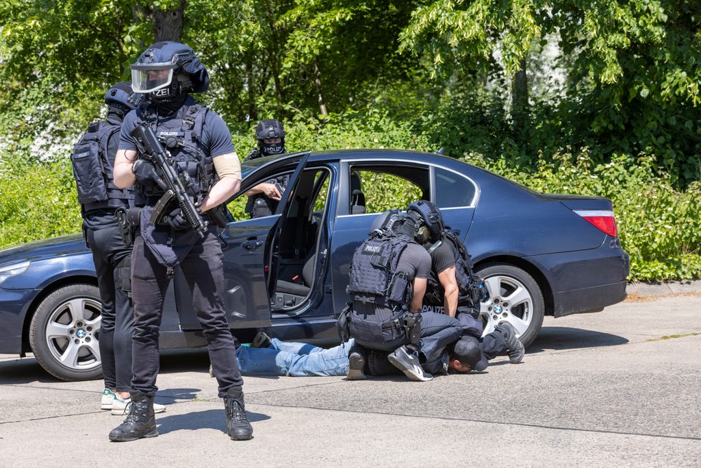 Spezialkräfte der Bundespolizei nehmen bei der Übung einen Kollegen fest, der einen Fälscher mimte.