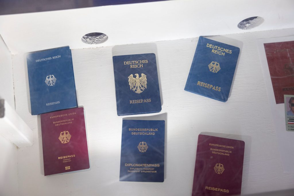 Auch gefälschte Pässe nehmen die Beamten unter die Lupe, darunter auch Dokumente sogenannter Reichsbürger.