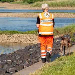 Mit Mantrailing-Hunden, Drohnen und einem Helikopter suchten die Retter nach der Vermissten.