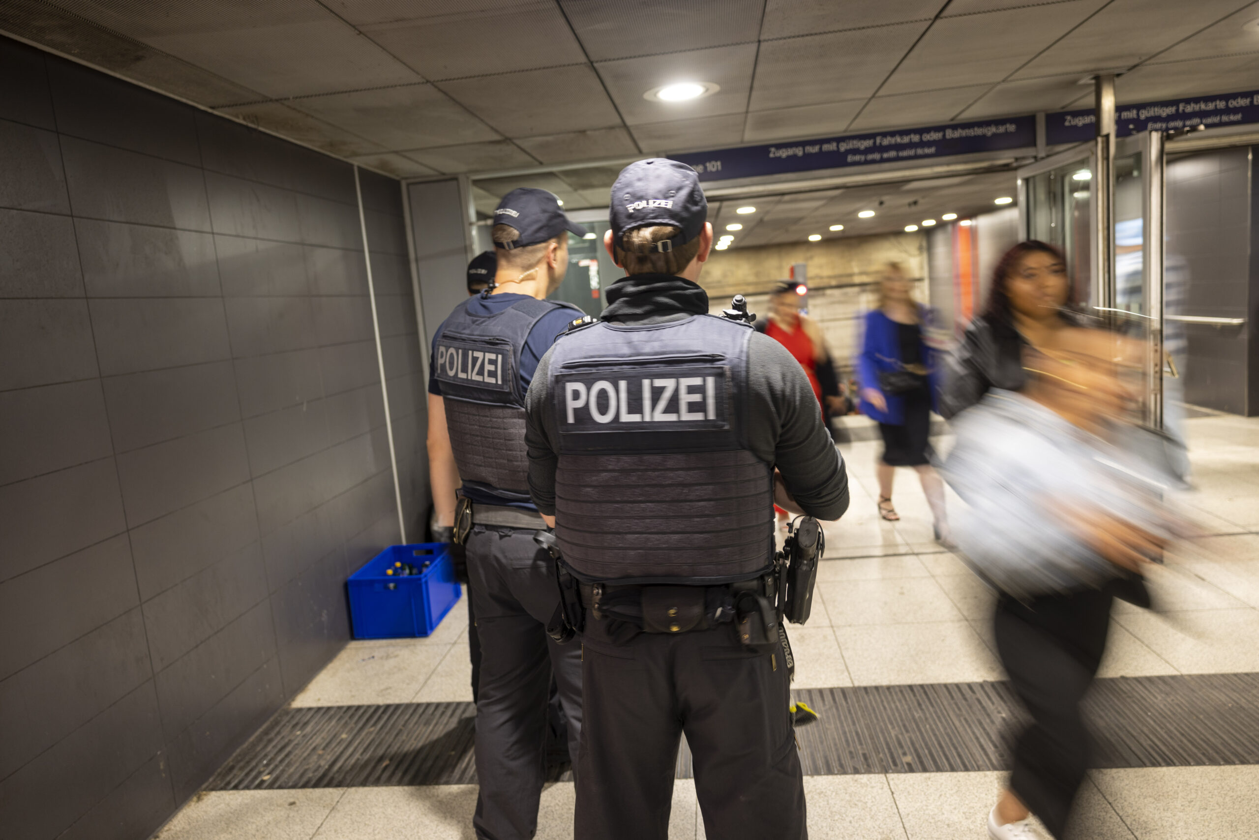 Bundespolizisten kontrollieren die Ausgänge des S-Bahnhofs Reeperbahn.