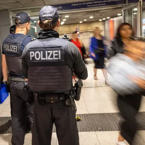 Bundespolizisten kontrollieren die Ausgänge des S-Bahnhofs Reeperbahn.