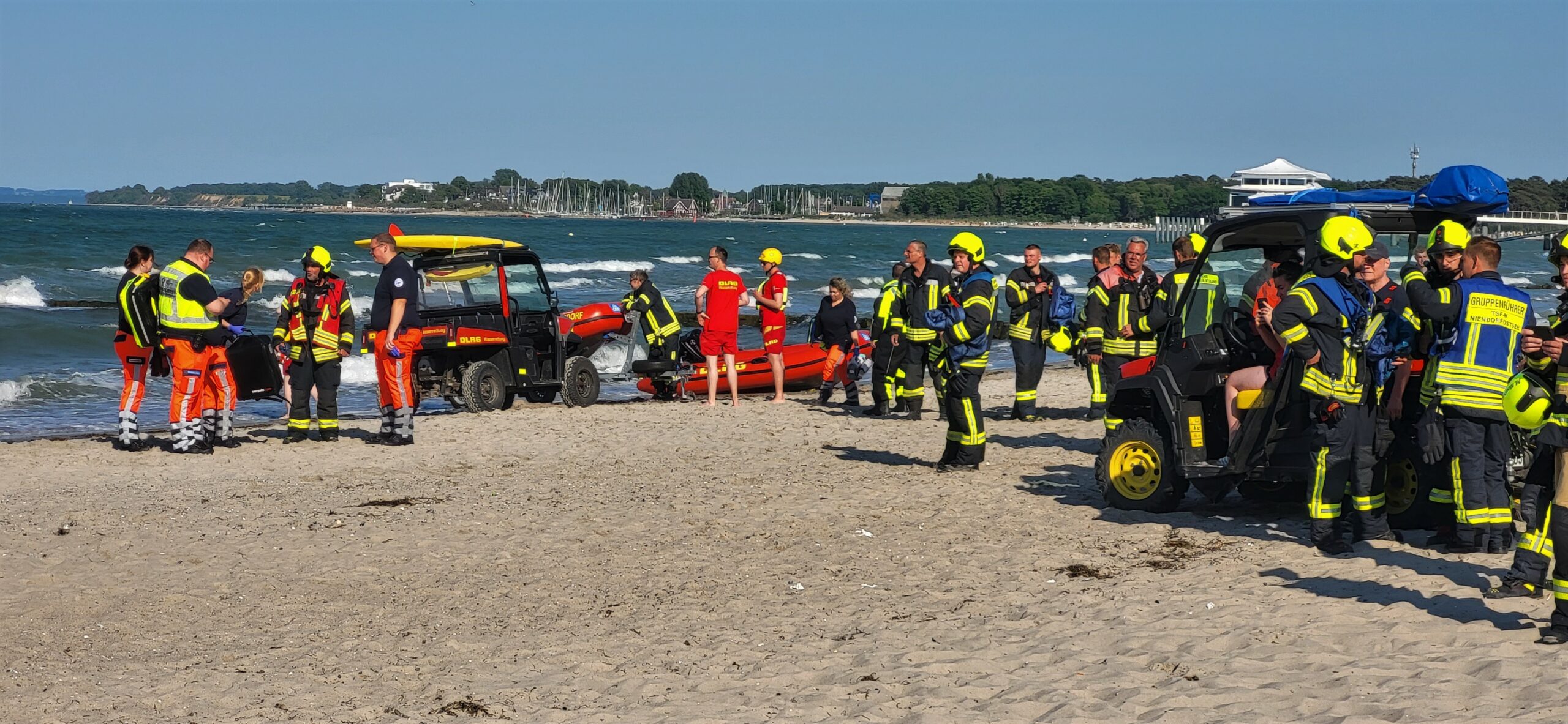 Feuerwehr und DLRG suchten am Montagnachmittag 20 Minuten lang nach einem 18-Jährigen, der durch eine gefährliche Strömung in der Ostsee untergegangen war.