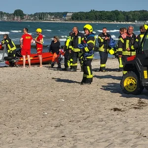 Feuerwehr und DLRG suchten am Montagnachmittag 20 Minuten lang nach einem 18-Jährigen, der durch eine gefährliche Strömung in der Ostsee untergegangen war.