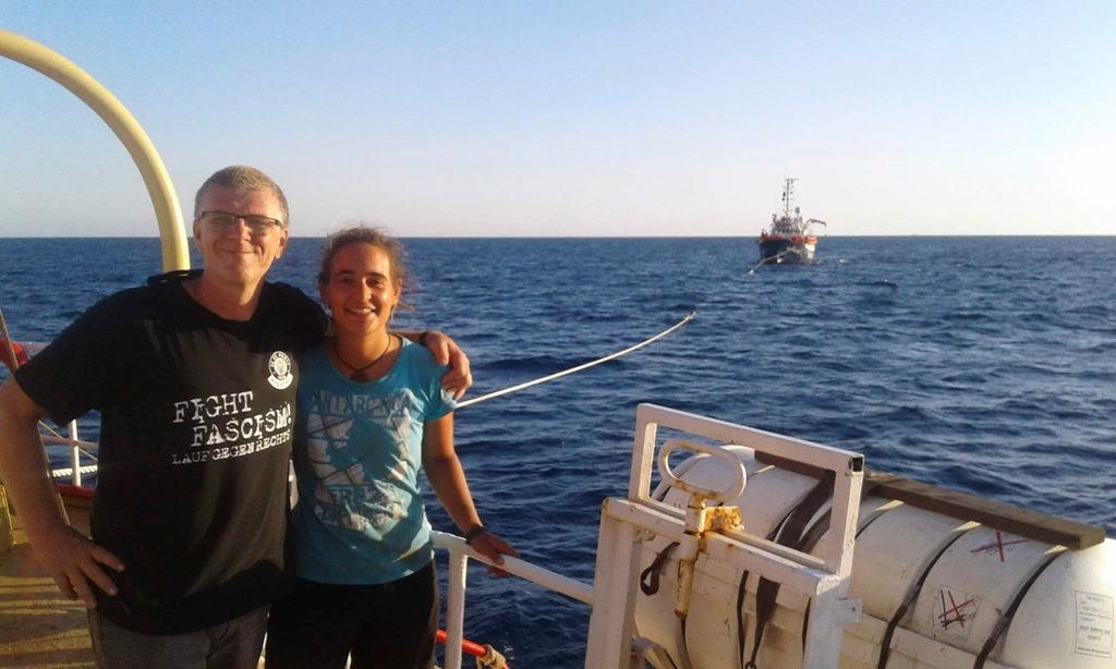 Kapitän Jürgen Prey mit Carola Rackete bei einer Mission für „Sea-Watch“.