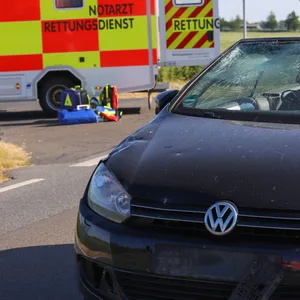 Der Radler prallte gegen die Windschutzscheibe des Autos. Er erlag seinen Verletzungen.