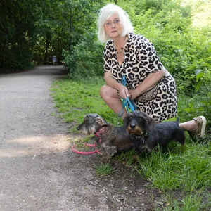 Jessica Ax-Vogel am Alsterwanderweg mit zweien ihrer Dackel