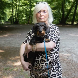 Jessica Ax-Vogel (62) mit einem ihrer fünf Dackel.