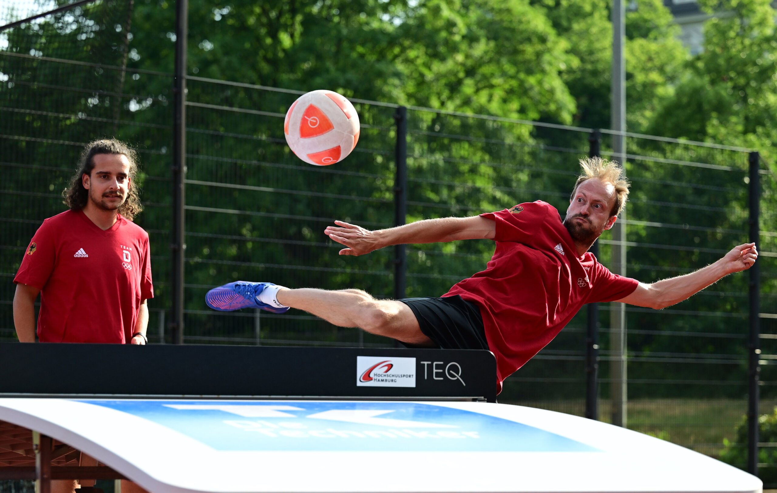 Yannic Stächelin (l.) verfolgt das Geschehen aufmerksam: Jon Nielsen (r.) bringt den Ball artistisch zurück auf die Teqball-Platte