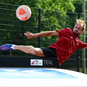 Yannic Stächelin (l.) verfolgt das Geschehen aufmerksam: Jon Nielsen (r.) bringt den Ball artistisch zurück auf die Teqball-Platte