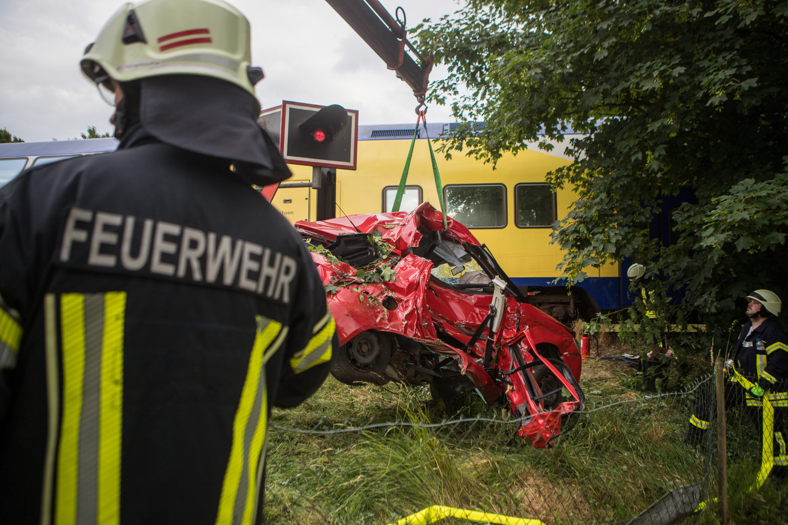 Eine 18-Jährige fuhr am Dienstag über einen unbeschrankten Bahnübergang und wurde von einem Regionalzug erfasst