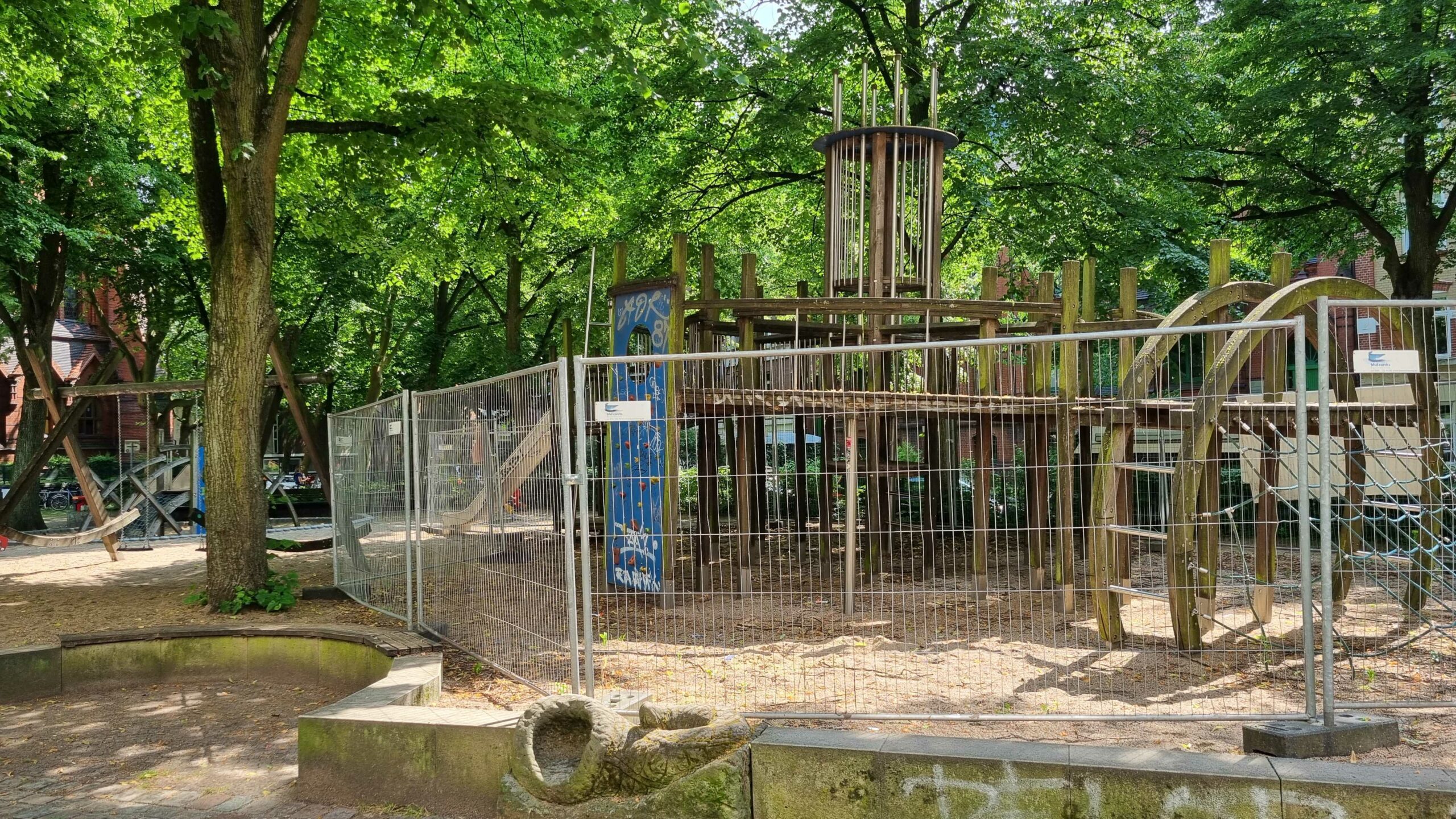 Das Klettergerüst auf dem Spielplatz bei der Friedenskirche auf St. Pauli steckt hinter Gittern.