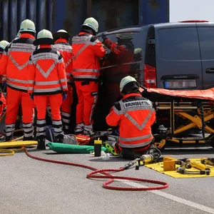 Rettungskräfte befreien den Transporter-Fahrer.