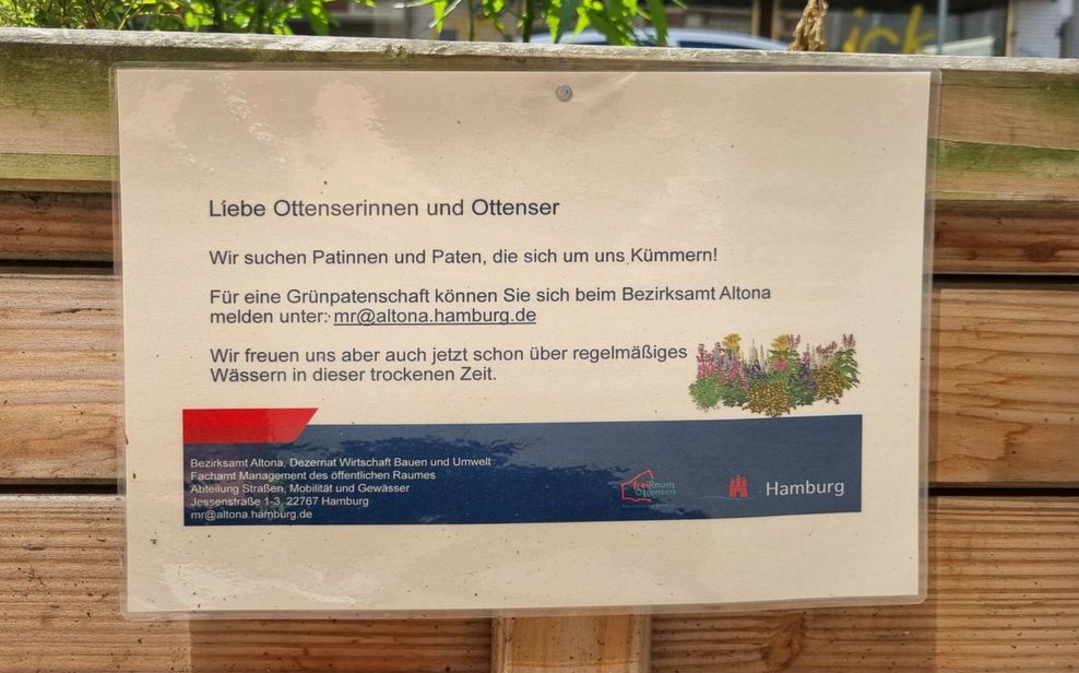 Dieses Schild hängt an dem Kübel – und soll eigentlich über die sogenannten „Grünpatenschaften“ aufklären.