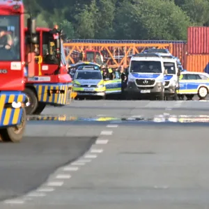 Seit Tagen passieren immer wieder Einbrüche am Containerterminal Altenwerder. Die Polizei hat bereits 30 Männer festgenommen.