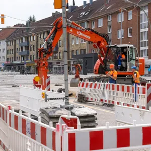 Die bei Bauarbeiten gefundenen Hohlräume unter der Wandsbeker Chaussee müssen weiter untersucht werden.