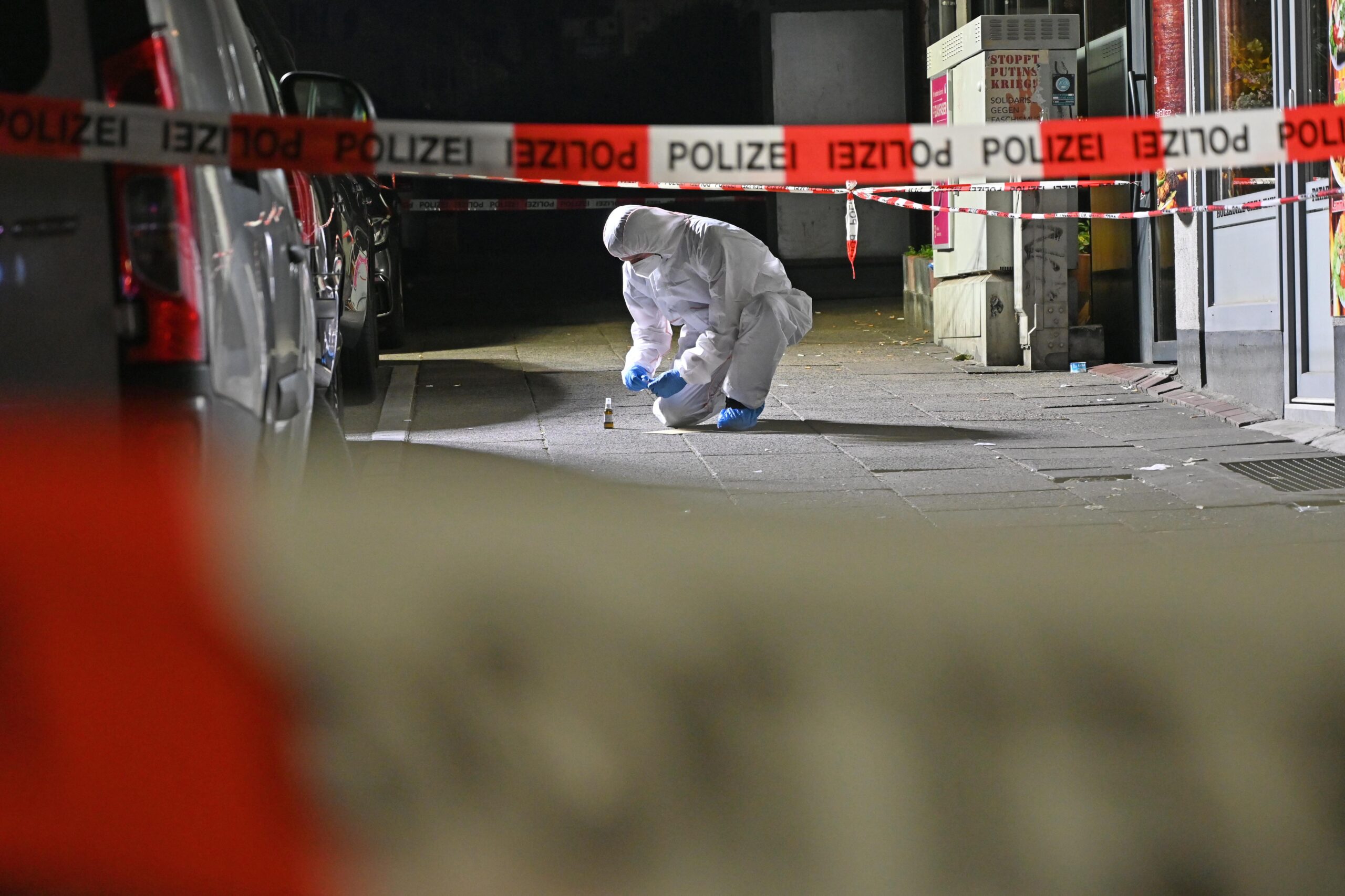 Ein 17-Jähriger wurde in Harburg angeschossen – ein Mitarbeiter der Spurensicherung bei der Arbeit.