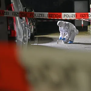 Ein 17-Jähriger wurde in Harburg angeschossen – ein Mitarbeiter der Spurensicherung bei der Arbeit.