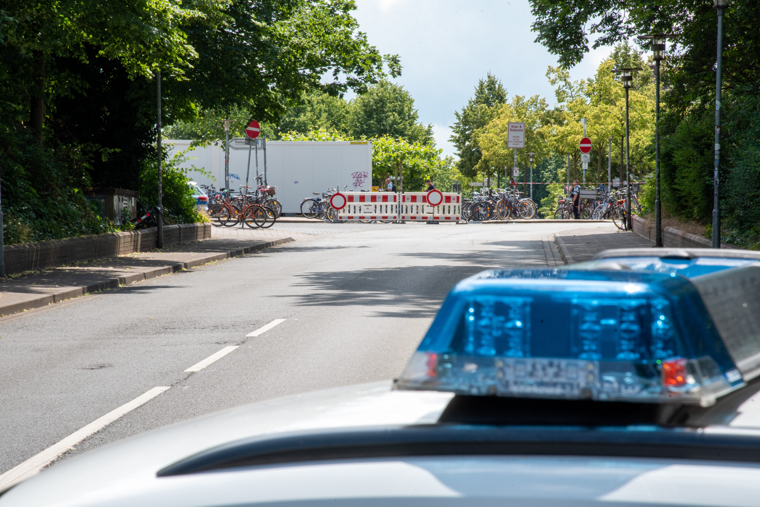 Ein Polizeiwagen steht vor einer Absperrung am Lüneburger Bahnhof.