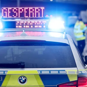 Polizeiauto zeigt „Gesperrt“