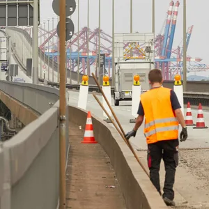 Autos fahren auf der teilweise abgesperrten Köhlbrandbrücke. (Archivbild)