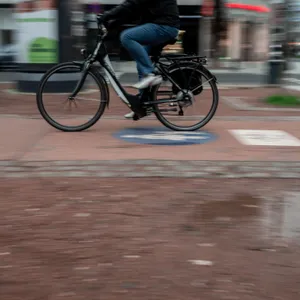 Der Fahrradfahrer erhielt ein Knöllchen, da er auf dem Gehweg und dazu noch in falscher Richtung gefahren war.
