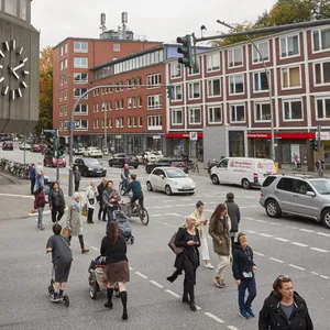 Fußgänger, Radfahrer und Autos queren die Kreuzung Osterstraße/Heußweg (Archivbild)