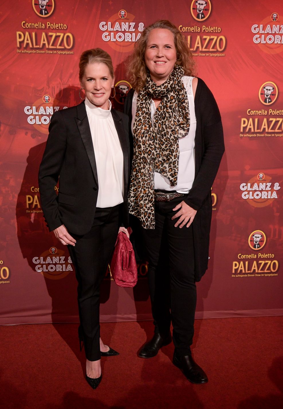 Cornelia Poletto, Starköchin, und Michaela Töpfer, Geschäftsführerin des Palazzo zur Premiere der neuen Palazzo-Show „Glanz & Gloria“ im Zelt vor den Deichtorhallen auf dem Roten Teppich.