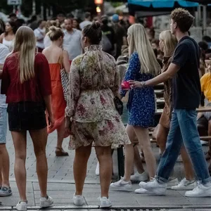 Zahlreiche Fußgänger an einer Hamburger Straße