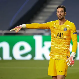 Sergio Rico im gelben Torwart-Trikot von Paris St. Germain.
