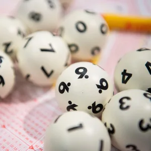 Lotto-Kugeln liegen auf einem Lottoschein
