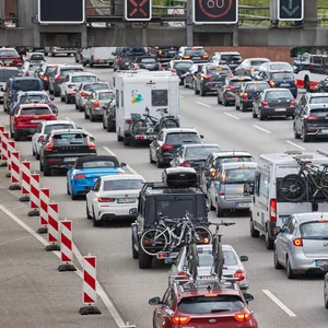 Vor dem Elbtunnel staute sich der Verkehr am Mittag auf der A7 in beiden Richtungen auf jeweils sieben Kilometern (Archivbild).