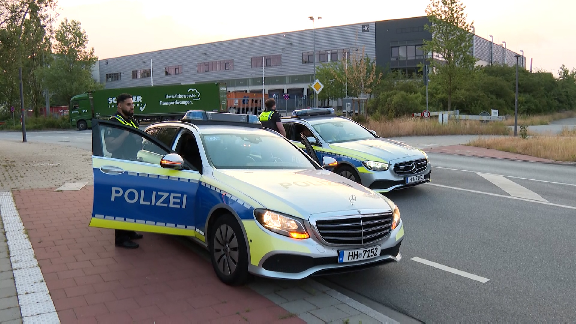 Polizisten am Container-Terminal Altenwerder.