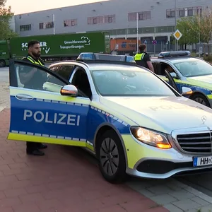 Polizisten am Container-Terminal Altenwerder.
