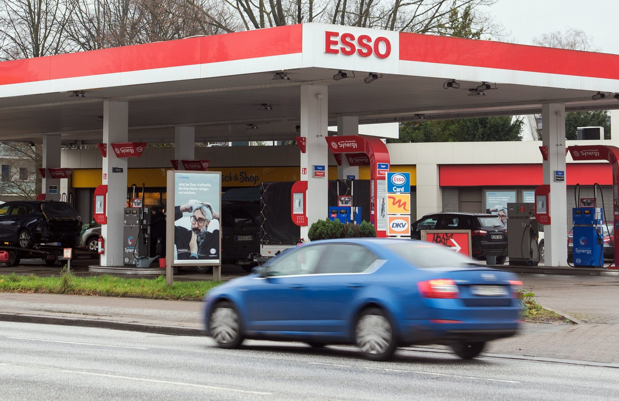 Eine Esso Tankstelle an der ein Auto vorbeifährt
