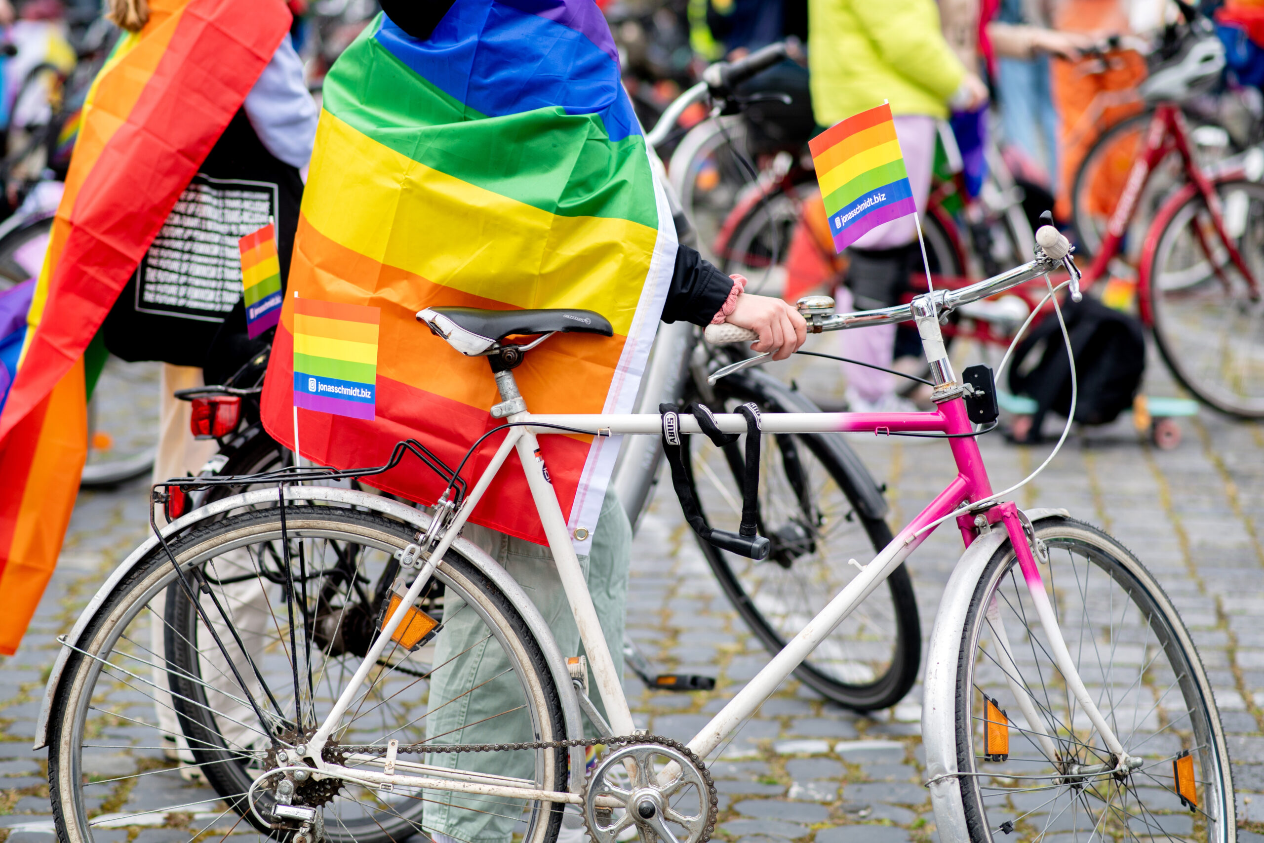 Nach dem Besuch des Christopher Street Days (CSD) am Samstag sind zwei Menschen in Hannover queerfeindlich beleidigt und verletzt worden (Archivbild).