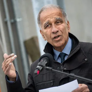 Mojib Latif gestikuliert bei einer Rede