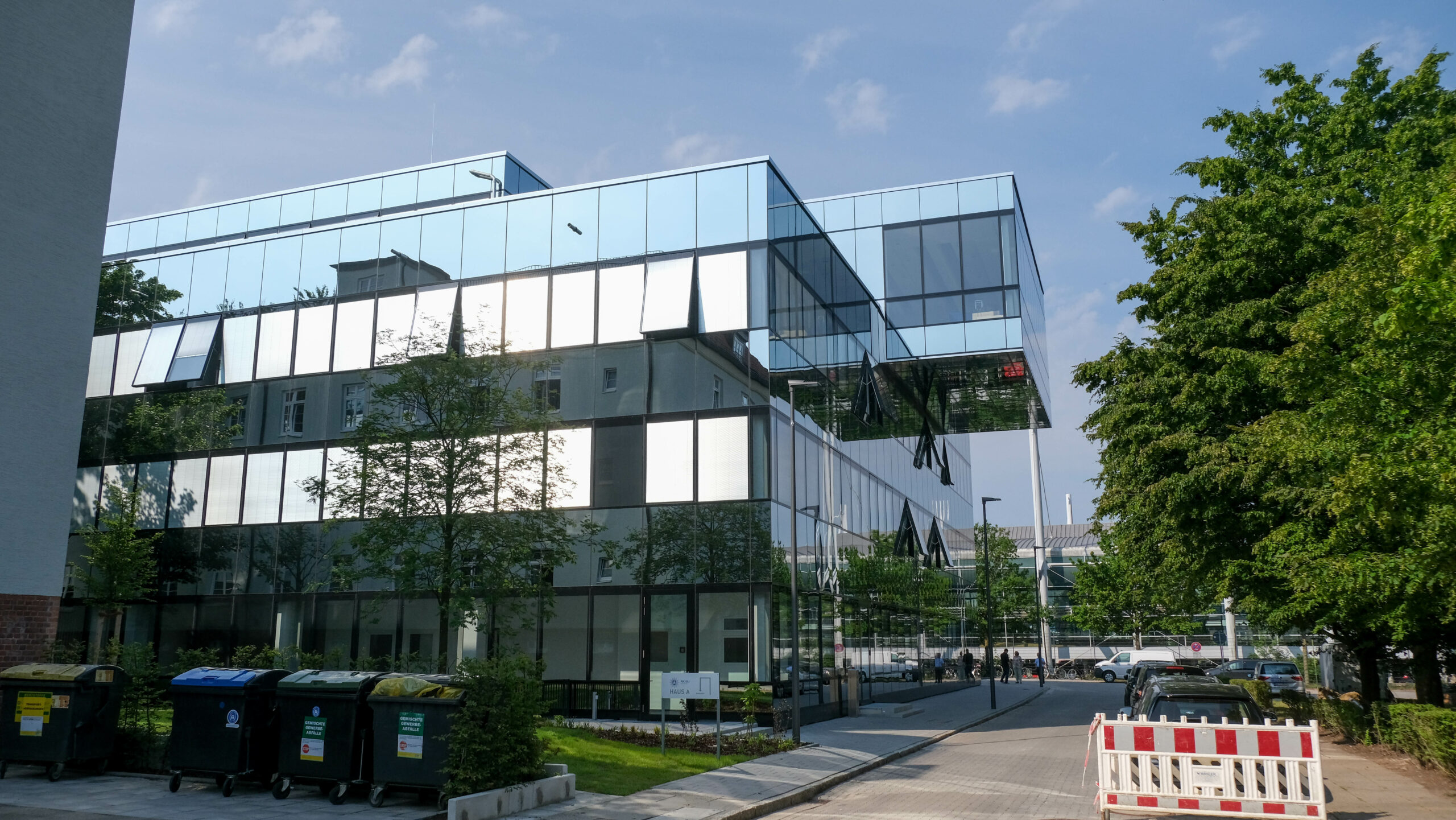 Der gläserne Neubau auf dem Akademie-Gelände an der Carl-Cohn-Straße (Winterhude).
