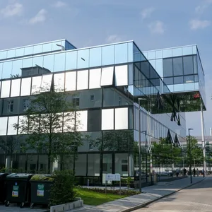 Der gläserne Neubau auf dem Akademie-Gelände an der Carl-Cohn-Straße (Winterhude).
