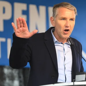 Thüringens AfD-Vorsitzender ein Nazi? Da ermittelt die Hamburger Polizei erst einmal, ob nicht eventuell ein Verstoß gegen Paragraf 188 Strafgesetzbuch vorliegt: Beleidigung einer Person des politischen Lebens.