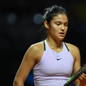 Emma Raducanu zupft an ihrem Tennisschläger rum.